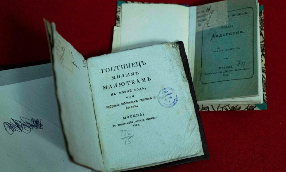 «Крохи мудрости»: в Российской национальной библиотеке открылась выставка миниатюрных книг