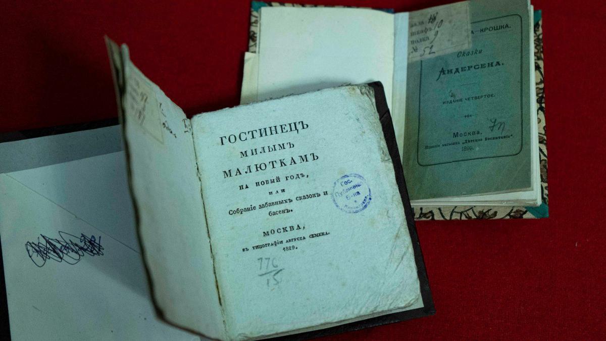 «Крохи мудрости»: в Российской национальной библиотеке открылась выставка миниатюрных книг