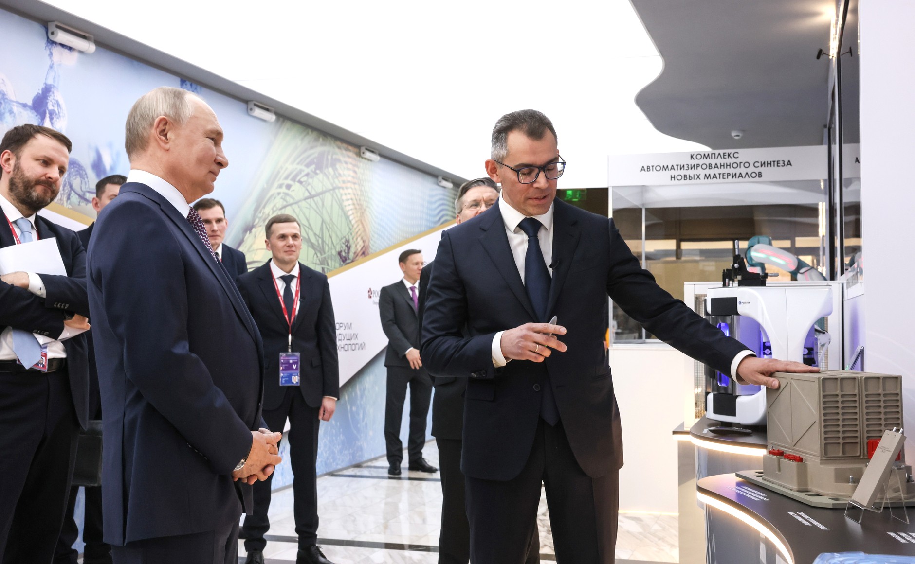 Осмотр выставки Форума будущих технологий.