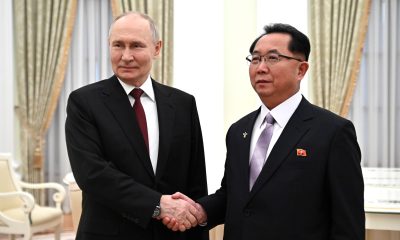 С членом Политбюро, Секретарём Центрального комитета Трудовой партии Кореи Ли Хи Ёном.