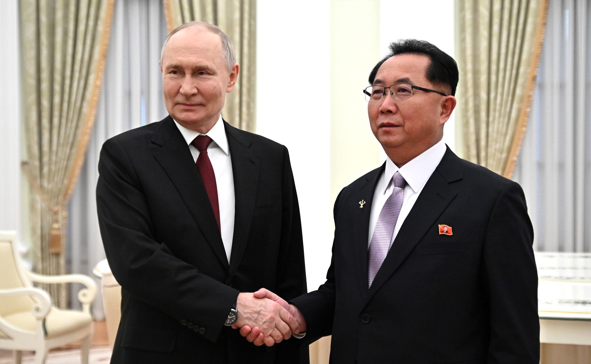 С членом Политбюро, Секретарём Центрального комитета Трудовой партии Кореи Ли Хи Ёном.