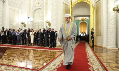 Перед началом беседы в узком составе состоялась церемония официальной встречи Султана Омана Президентом России, в ходе которой главы двух государств представили членов своих делегаций.