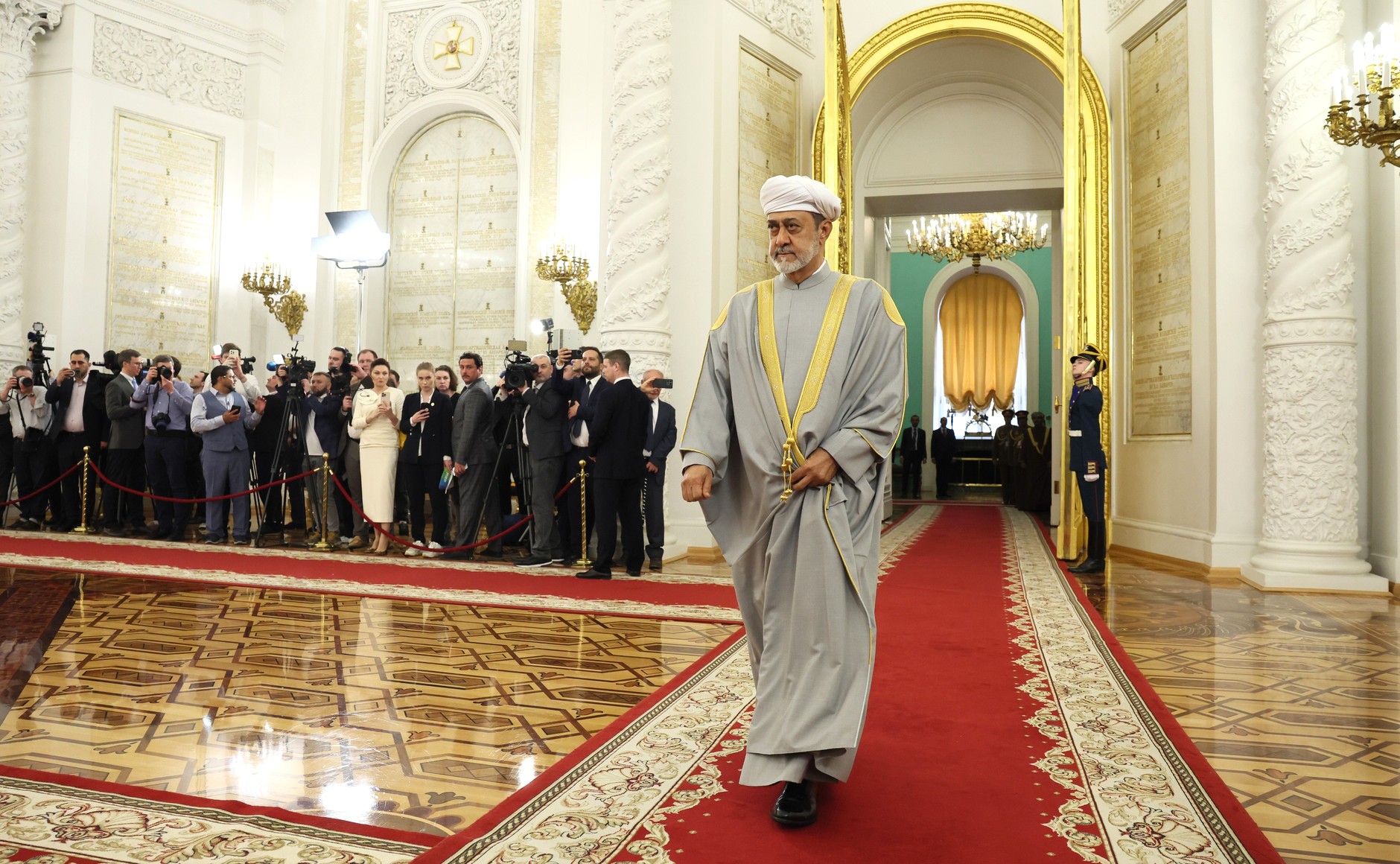 Перед началом беседы в узком составе состоялась церемония официальной встречи Султана Омана Президентом России, в ходе которой главы двух государств представили членов своих делегаций.