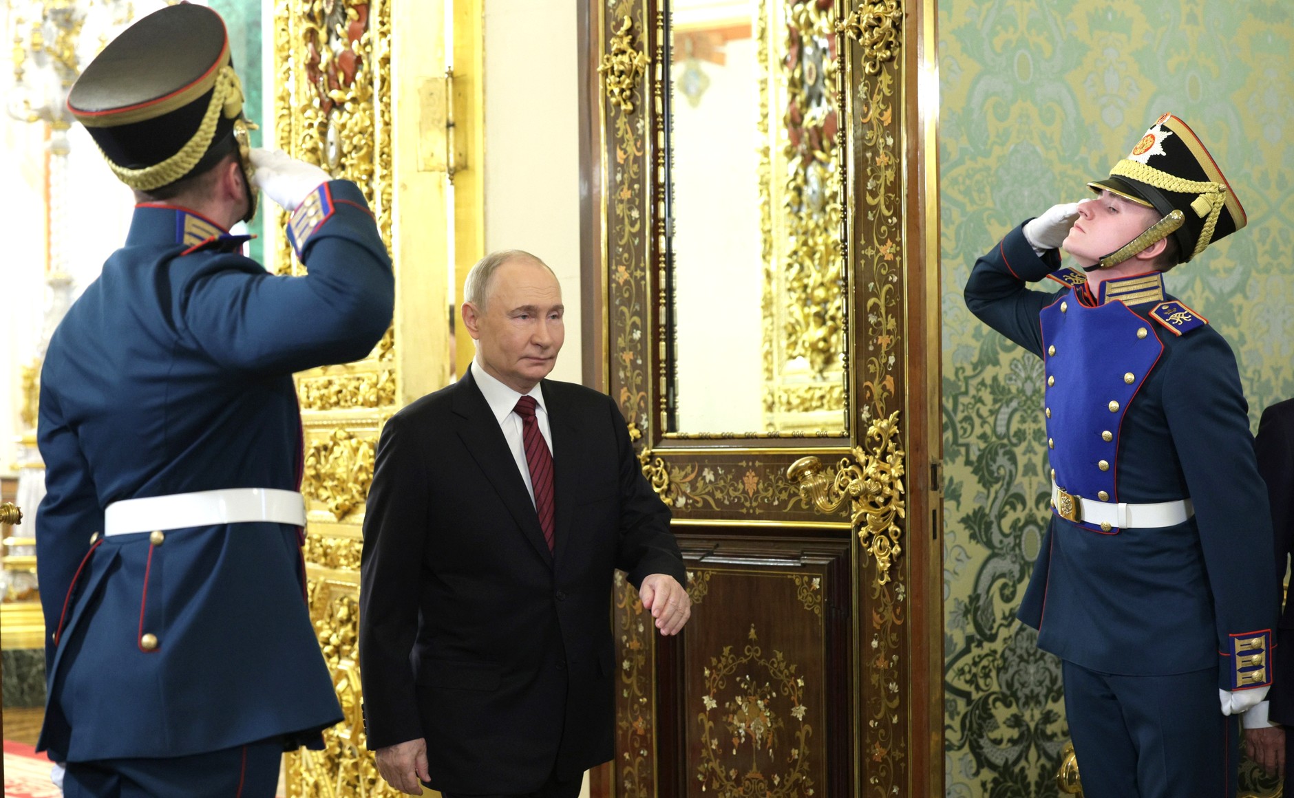 Перед началом переговоров с Генеральным секретарём Центрального комитета Коммунистической партии Вьетнама То Ламом.