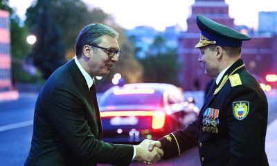 Президент Сербии Александр Вучич (слева) перед началом встречи.