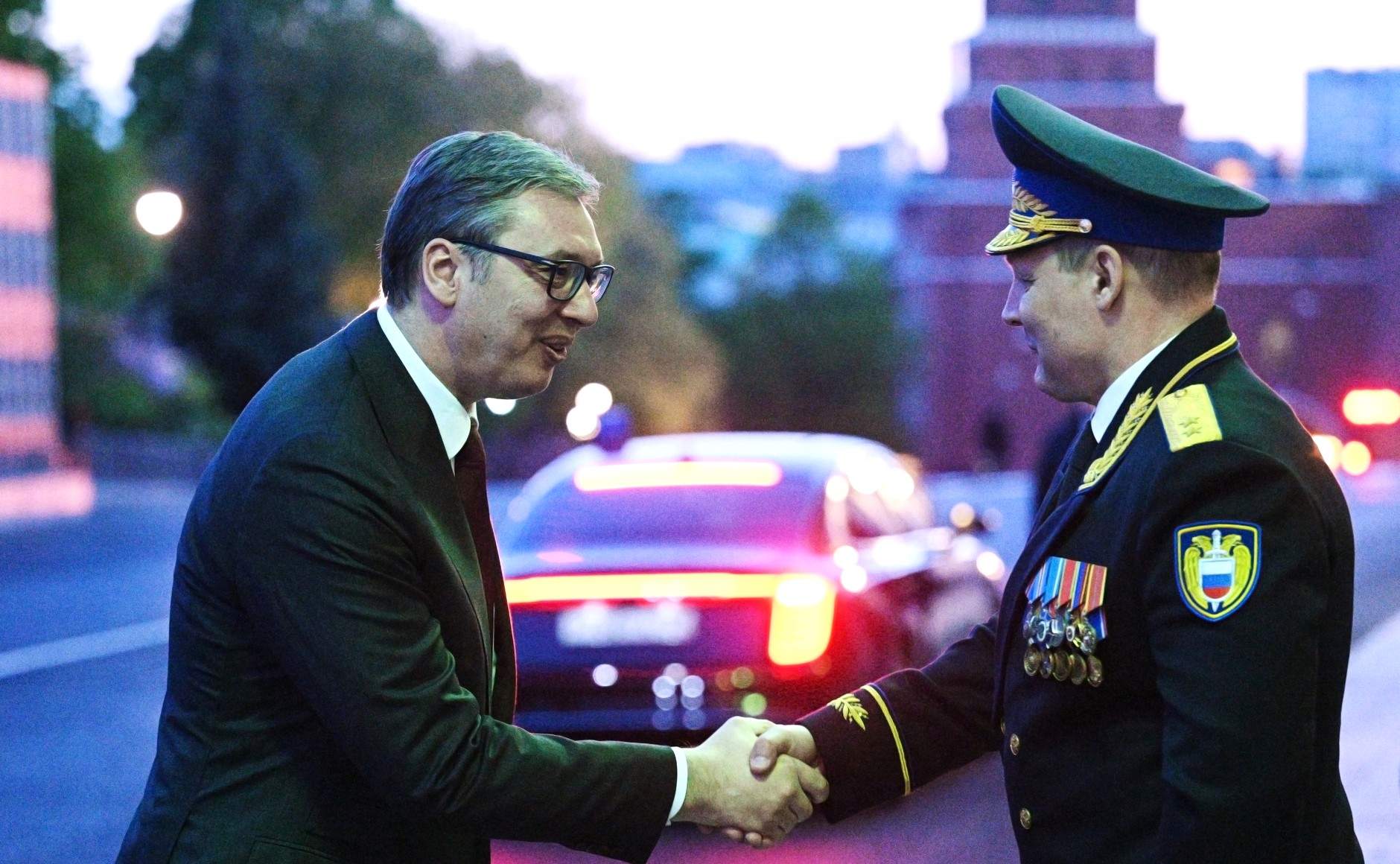 Президент Сербии Александр Вучич (слева) перед началом встречи.