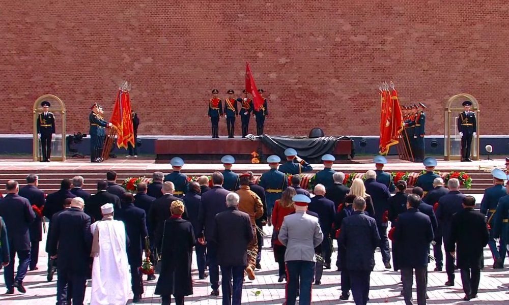 Возложение цветов к Могиле Неизвестного Солдата