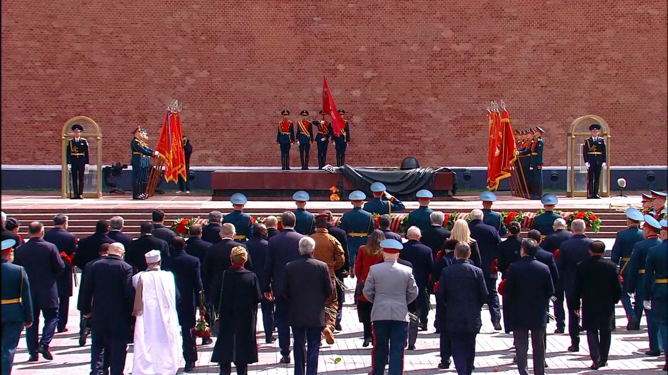 Возложение цветов к Могиле Неизвестного Солдата