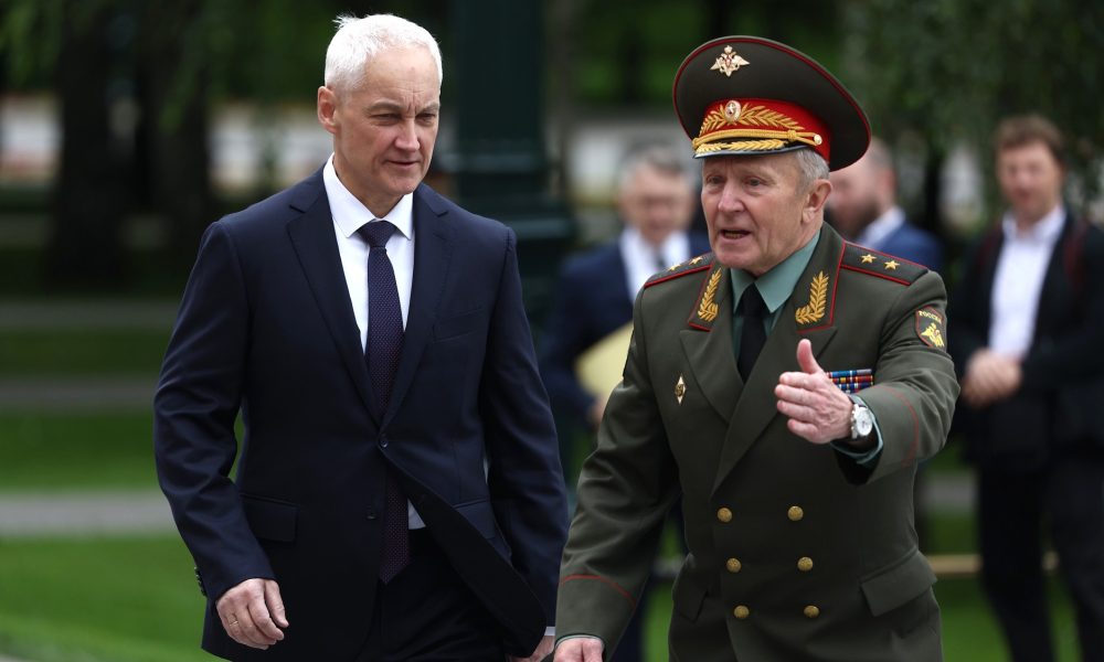 Министр обороны Андрей Белоусов и военный комендант города Москвы Евгений Селезнёв (справа) перед началом церемонии возложения венка к Могиле Неизвестного Солдата.