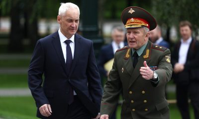 Министр обороны Андрей Белоусов и военный комендант города Москвы Евгений Селезнёв (справа) перед началом церемонии возложения венка к Могиле Неизвестного Солдата.