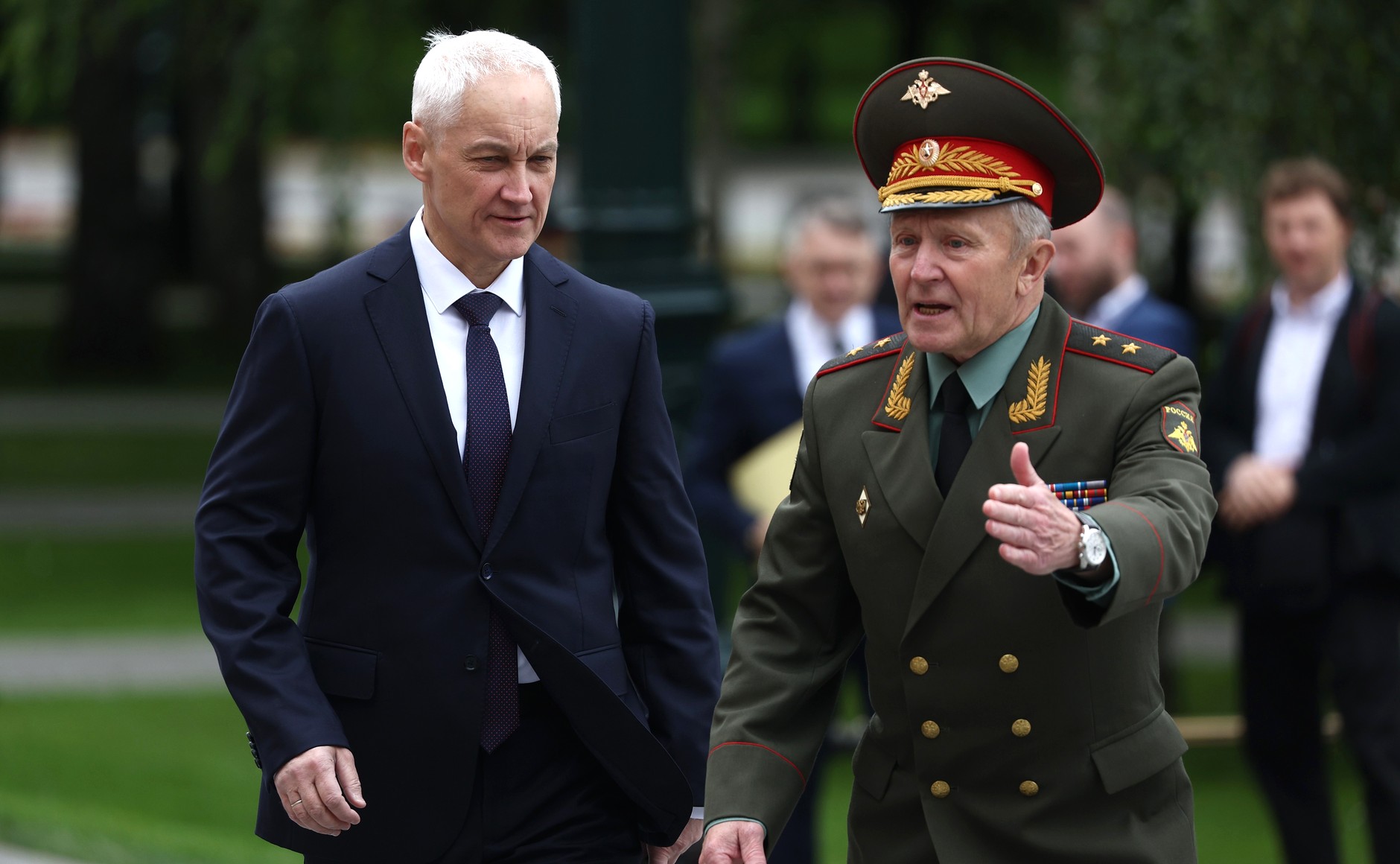 Министр обороны Андрей Белоусов и военный комендант города Москвы Евгений Селезнёв (справа) перед началом церемонии возложения венка к Могиле Неизвестного Солдата.