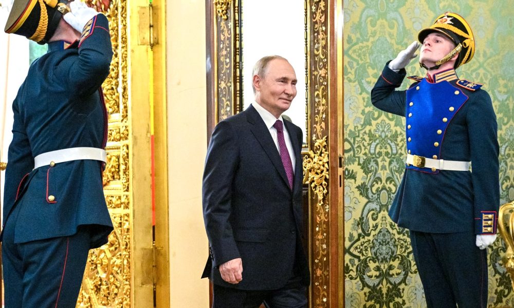 Перед началом встречи с Президентом переходного периода Республики Мали Ассими Гойтой.