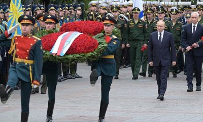 Возложение венка к Могиле Неизвестного Солдата