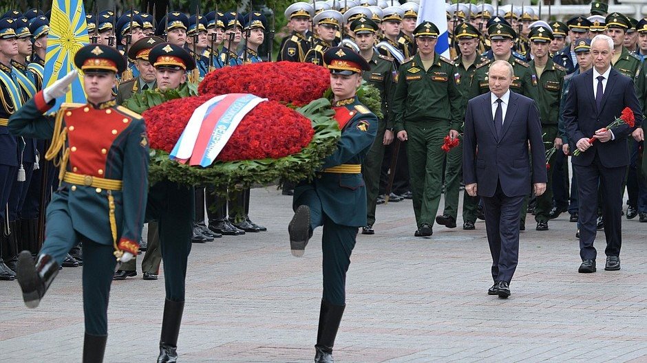 Возложение венка к Могиле Неизвестного Солдата