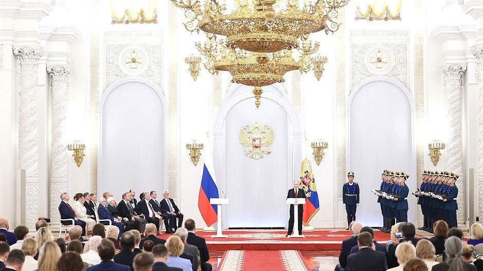 Вручение медалей Героя Труда и Государственных премий