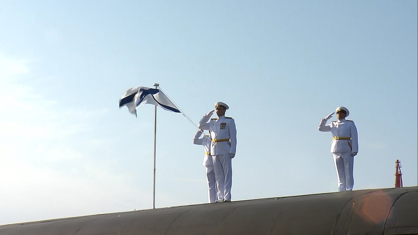 Церемония подъёма флага на атомном крейсере «Князь Пожарский»